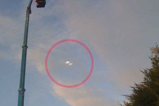 英国境内再现神秘UFO:明亮盘状飞行物掠过天空