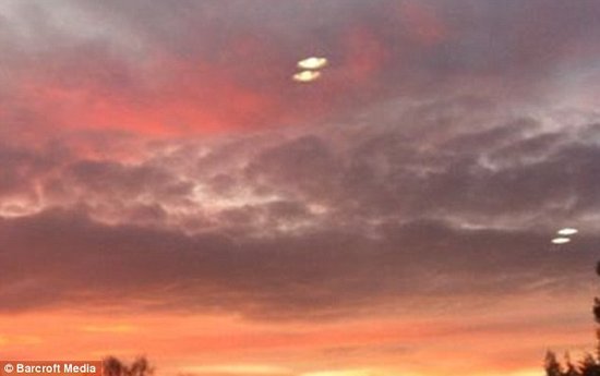 英国境内再现神秘UFO:明亮盘状飞行物掠过天空